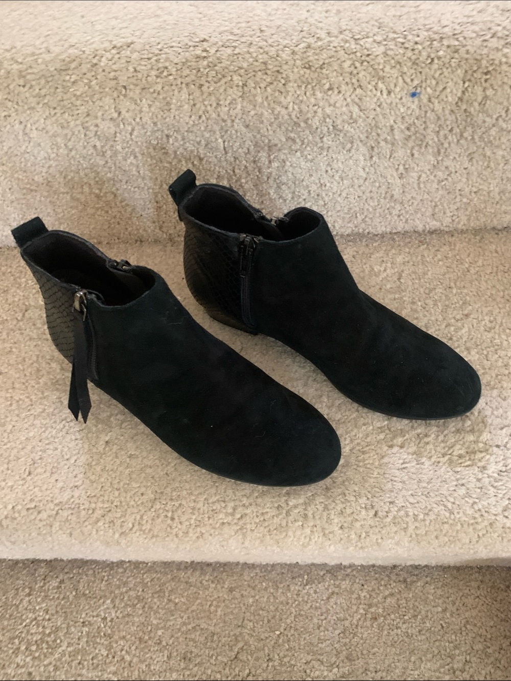 Munro Black Suede Ankle Booties with Textured Back Heel Size 6.5